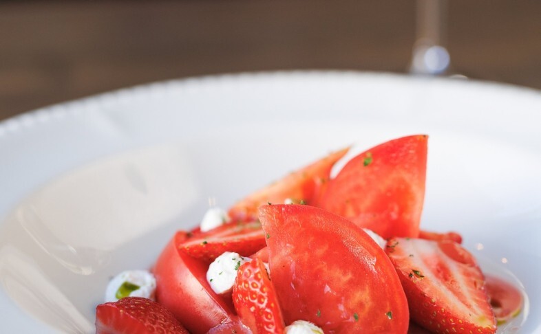 Салат с клубникой и томатами