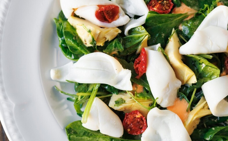 Салат из кальмаров, шпината и артишоков с майонезом из томатов