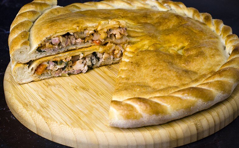 Пирог с курицей и свининой