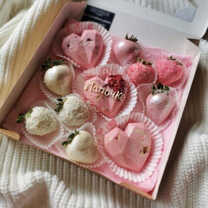 Клубника в шоколаде 8шт и сердца 3шт