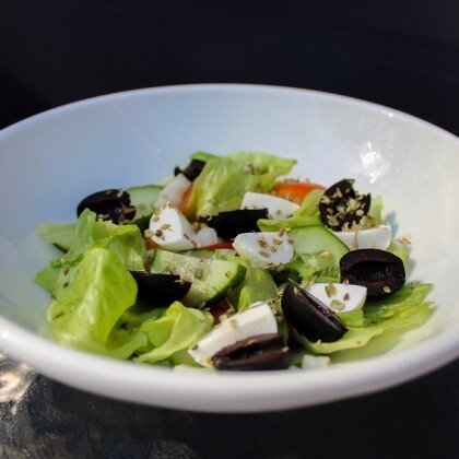 Греческий салат с моцареллой