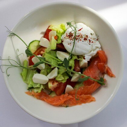 Салат с лососем и яйцом-пашот