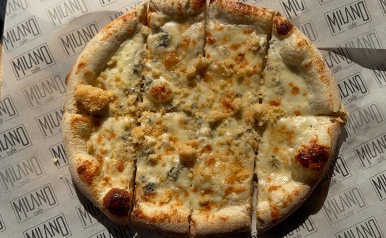 Пицца с пятью сырами