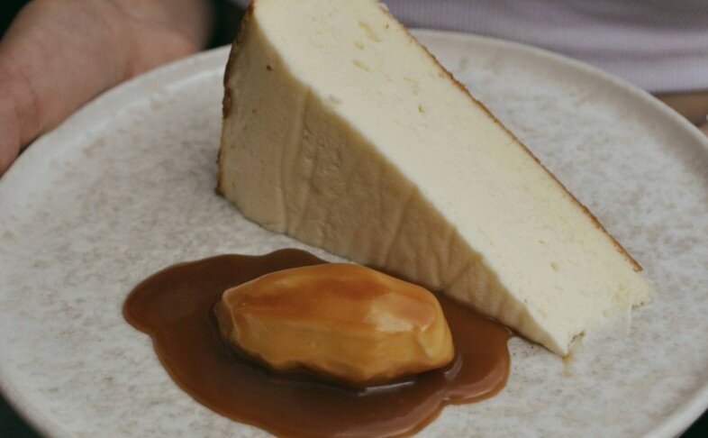 Чизкейк с соленой карамелью и ганашем из белого шоколада