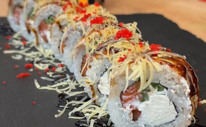 Премиум ролл Угорь, обожженный пармезаном