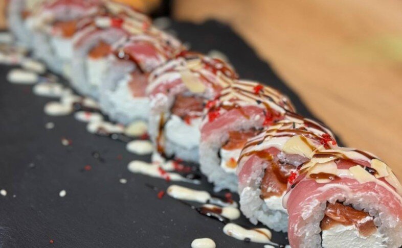 Премиум ролл Тунец в лепестках миндаля