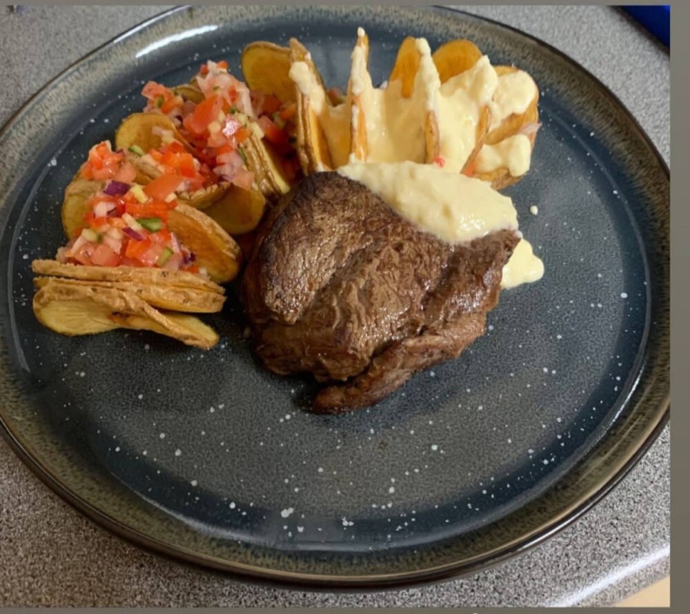 Филе миньон с картофелем-гармонью, сыром и сливочным соусом