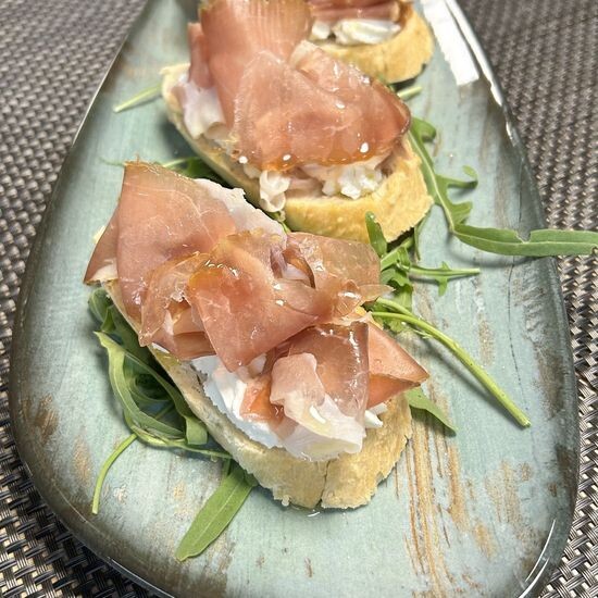 Брускетта с пармой, рикоттой и рукколой