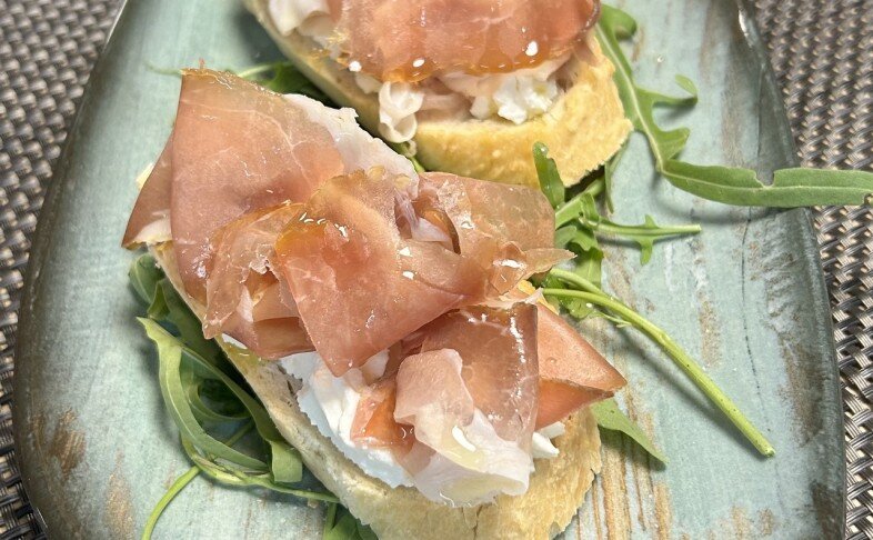 Брускетта с пармой, рикоттой и рукколой