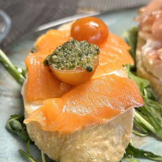 Брускетты с лососем, рукколой, крем Чиз и песто