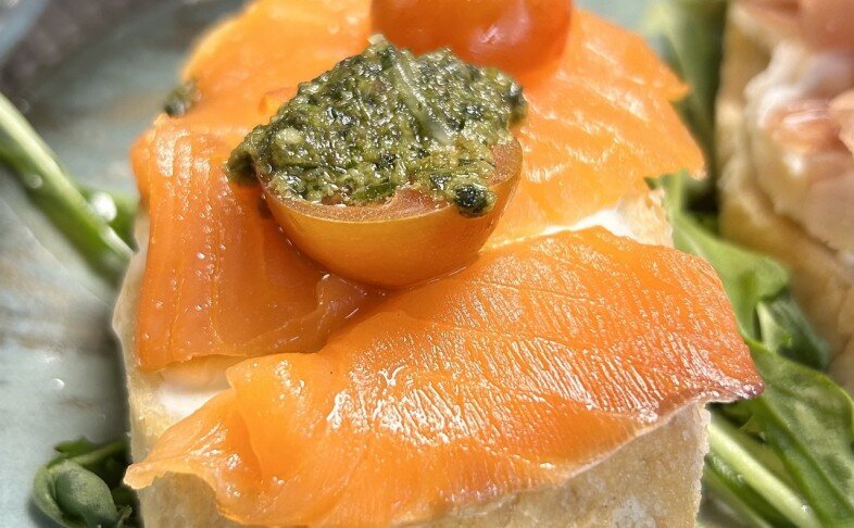 Брускетты с лососем, рукколой, крем Чиз и песто