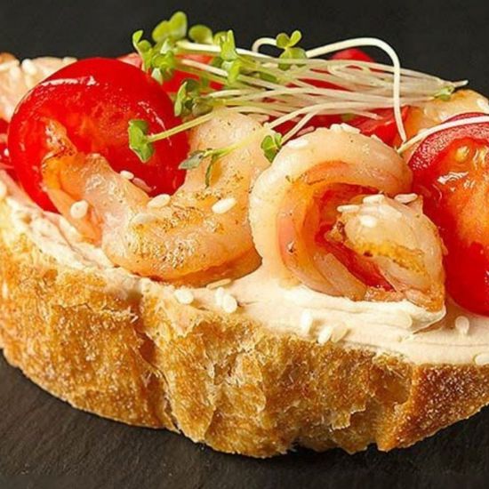 Брускетта с креветками