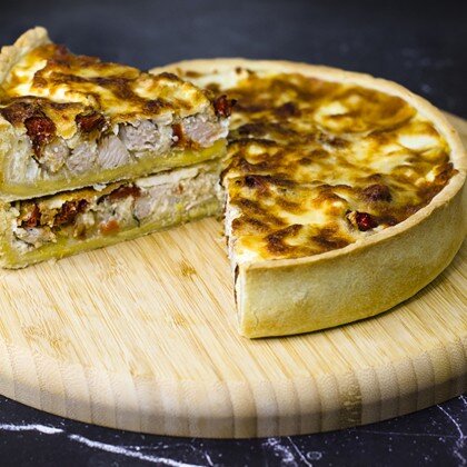 Киш "Вяленые томаты и цыпленок"