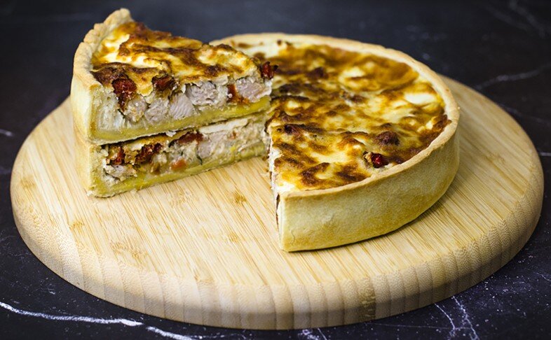 Киш "Вяленые томаты и цыпленок"