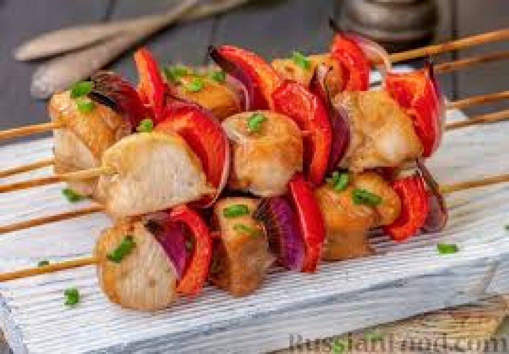 Шашлычок из филе цыпленка с томатом и маринованным луком