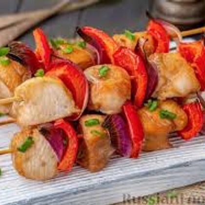 Шашлычок из филе цыпленка с томатом и маринованным луком