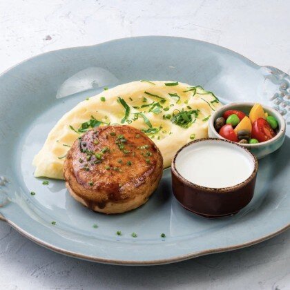 Рыбная котлета с пюре и сливочным соусом