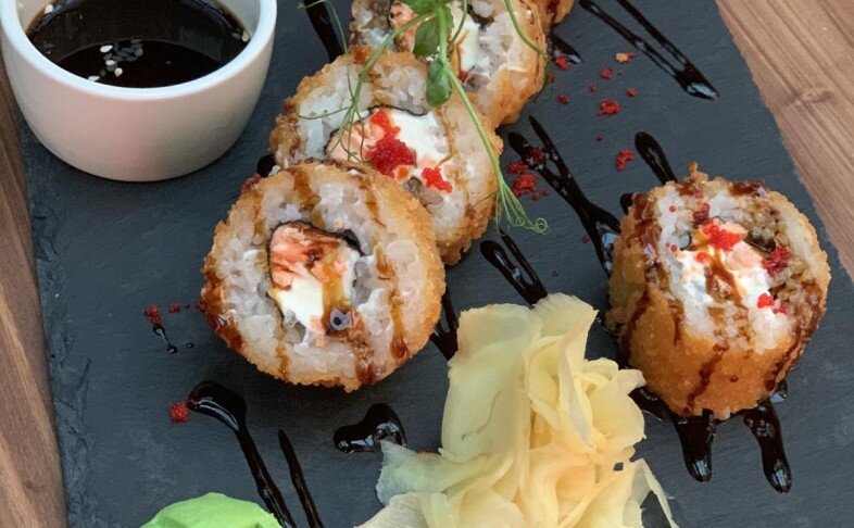 Горячий ролл с форелью терияки