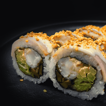 Ролл с опаленным беконом и креветкой