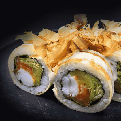 Ролл с копченым лососем и креветкой