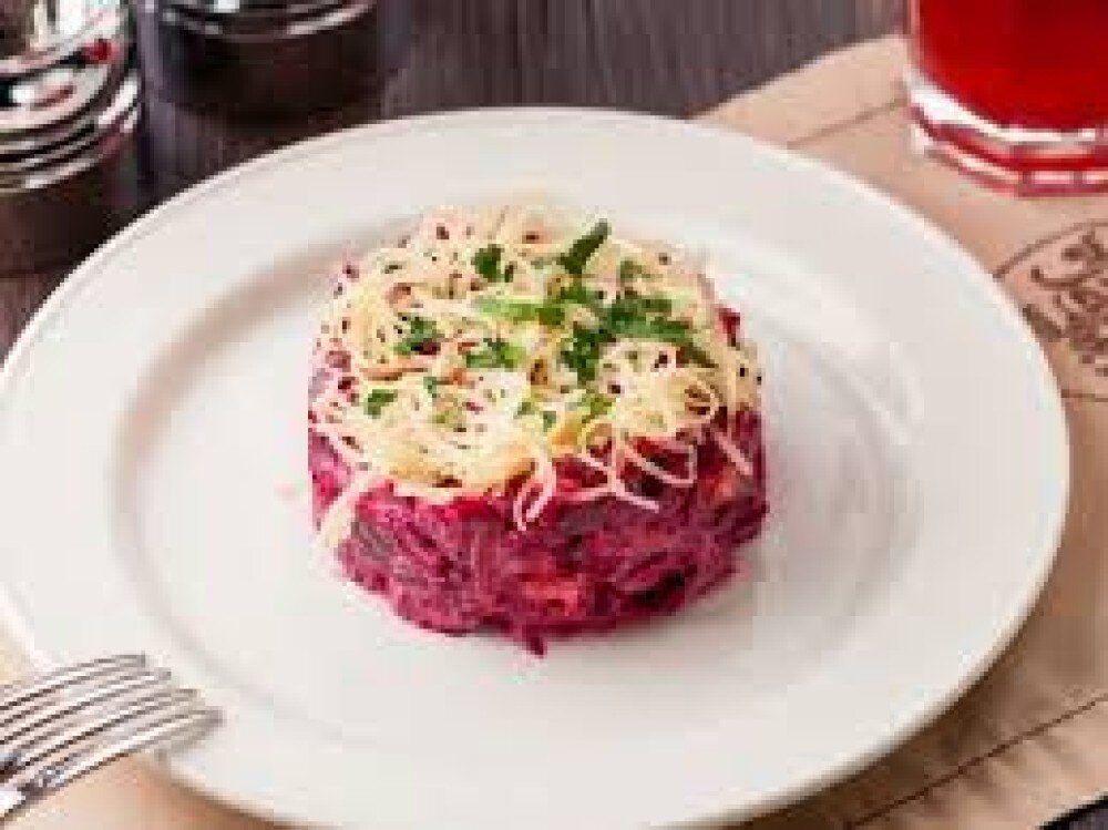 Салат из свеклы с сыром и чесноком
