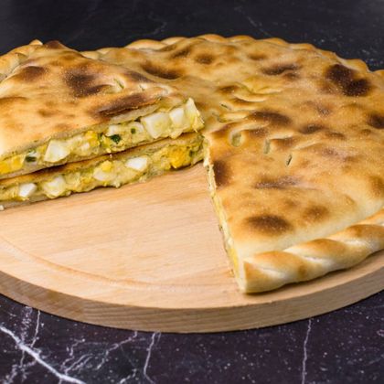Пирог с яйцом, сыром и зеленым луком