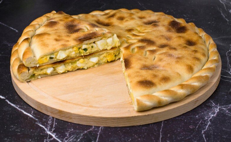 Пирог с яйцом, сыром и зеленым луком