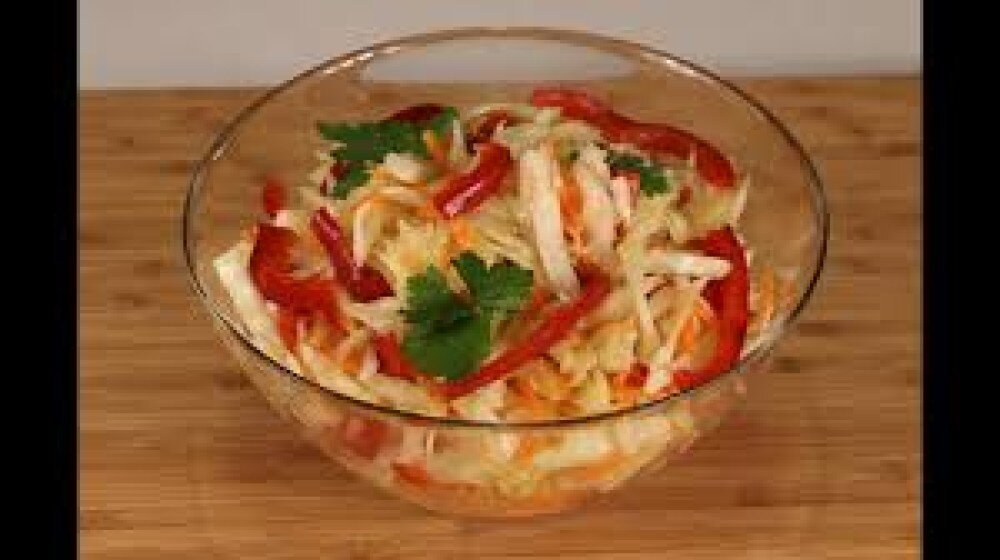 Салат из свежей капусты с огурцом и  сладким перцем с заправкой