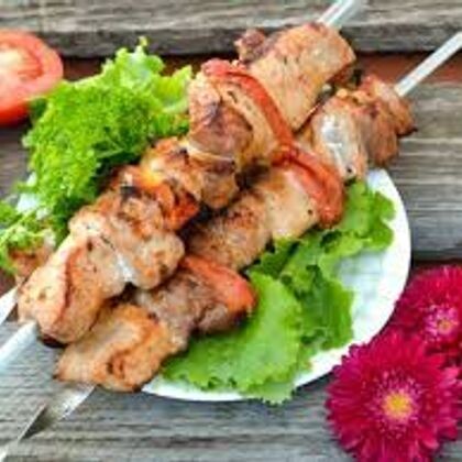 Шашлык из свинины с маринованным луком и томатом