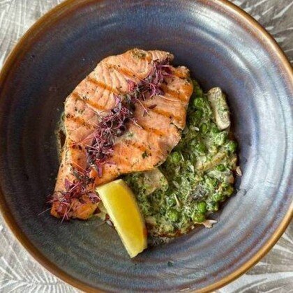 Стейк-бабочка из лосося со сливочным шпинатом и шампиньонами