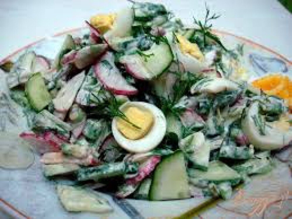 Салат из красного редиса с яйцом и огурцом со сметаной