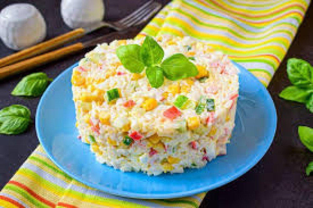 Салат с крабовыми палочками и кукурузой