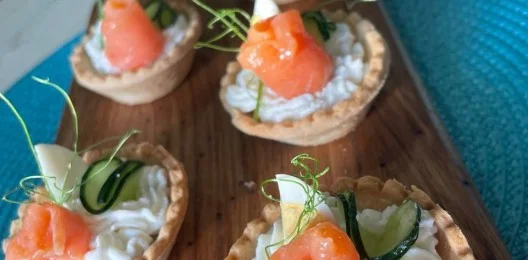 Тарталетки с форелью, творожным сыром, огурчиком и перепелиным яйцом