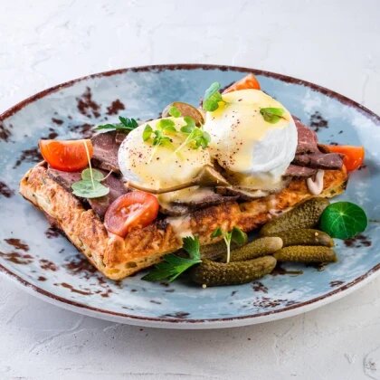 Венские вафли с ростбифом, яйцом пашот  под соусом из тунца и анчоусов