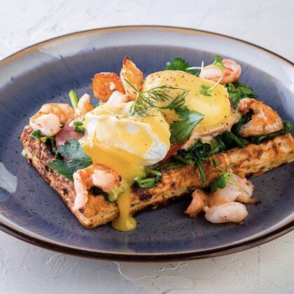 Венские вафли с креветками, яйцом пашот, голландским соусом и томатами