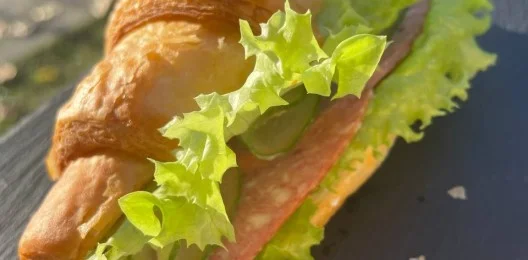 Мини-круассан с салями