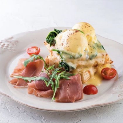 Венские вафли с вяленым окороком  и яйцом пашот