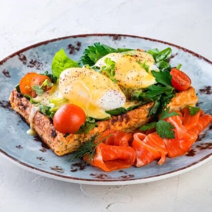 Венские вафли с лососем и яйцом пашот