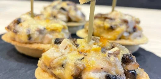 Тарталетки запечённые с грибами и курицей