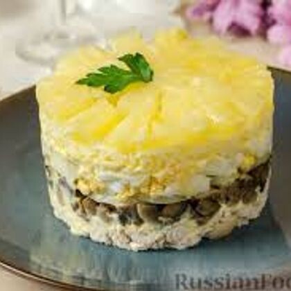 Салат  с филе цыпленка с ананасом и грибами