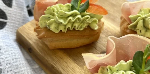 Профитроли с зеленым муссом и хамоном