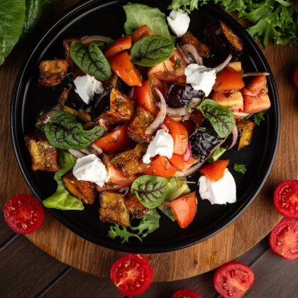 Салат с жаренными баклажанами и сливочным сыром