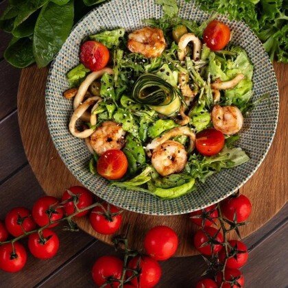 Теплый салат с кальмаром и креветками
