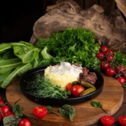 Говяжьи щечки с картофельным пюре и сливочно-грибным соусом