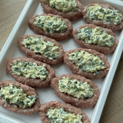 Мясные лодочки с луком и яйцом
