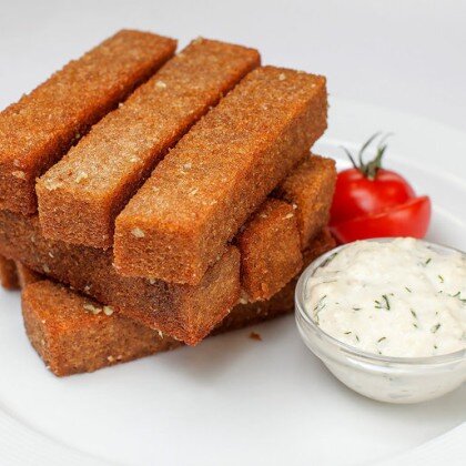 Чесночные гренки со сливочным хреном