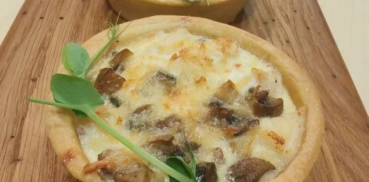 Запечённые тарты с курицей и грибами с сыром