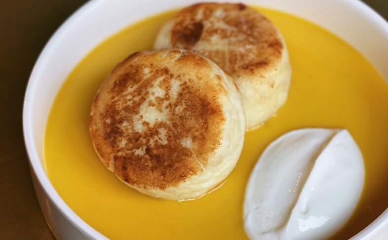 Большие сырники с соусом манго-личи