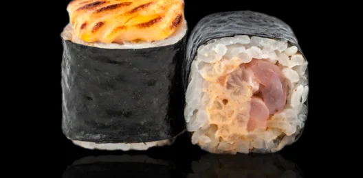 Запеченный ролл с креветкой