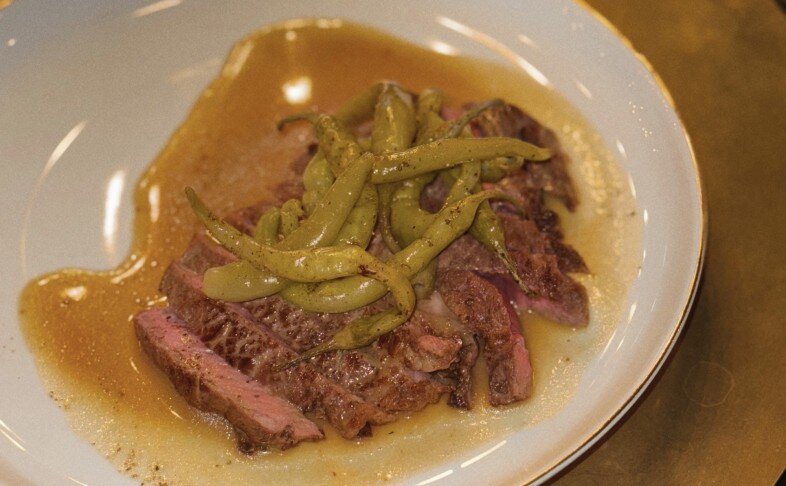 Стейк с мятым картофелем и острым перцем